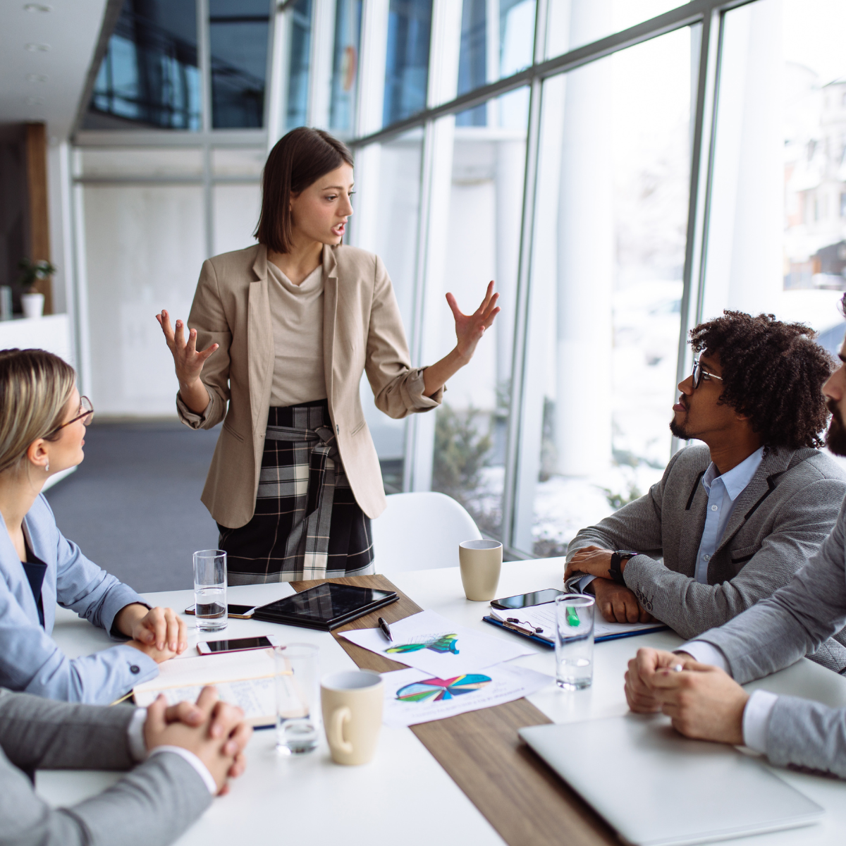 L’expression orale professionnelle n’est pas une question de “belle parole”. Ce n’est pas un concours d’éloquence ni une démonstration de vocabulaire. C’est un acte de clarté, de précision, et de relation.