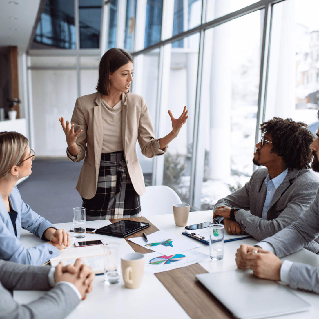 L’expression orale professionnelle n’est pas une question de “belle parole”. Ce n’est pas un concours d’éloquence ni une démonstration de vocabulaire. C’est un acte de clarté, de précision, et de relation.
