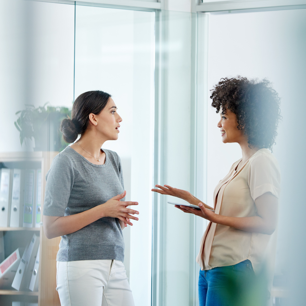 👉 Le feedback est un outil de clarification. Mais encore faut-il savoir en faire un usage professionnel. Règles d’or du bon feedback : 1. Toujours parler de faits observables, jamais de jugements. 2. Nommer un impact, pas une intention supposée. 3. Formuler un besoin ou une attente claire, pas un reproche déguisé. 4. Ajuster le canal : un feedback sensible, c’est en face, pas par mail ou messagerie. 💡 Le bon feedback rend les choses ajustables. Il ouvre à la discussion. Il améliore la relation. Et surtout, il prouve un engagement dans la qualité de la collaboration.