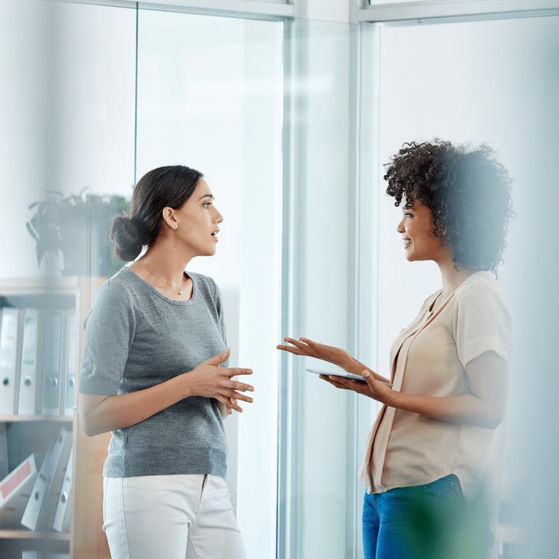 👉 Le feedback est un outil de clarification. Mais encore faut-il savoir en faire un usage professionnel. Règles d’or du bon feedback : 1. Toujours parler de faits observables, jamais de jugements. 2. Nommer un impact, pas une intention supposée. 3. Formuler un besoin ou une attente claire, pas un reproche déguisé. 4. Ajuster le canal : un feedback sensible, c’est en face, pas par mail ou messagerie. 💡 Le bon feedback rend les choses ajustables. Il ouvre à la discussion. Il améliore la relation. Et surtout, il prouve un engagement dans la qualité de la collaboration.