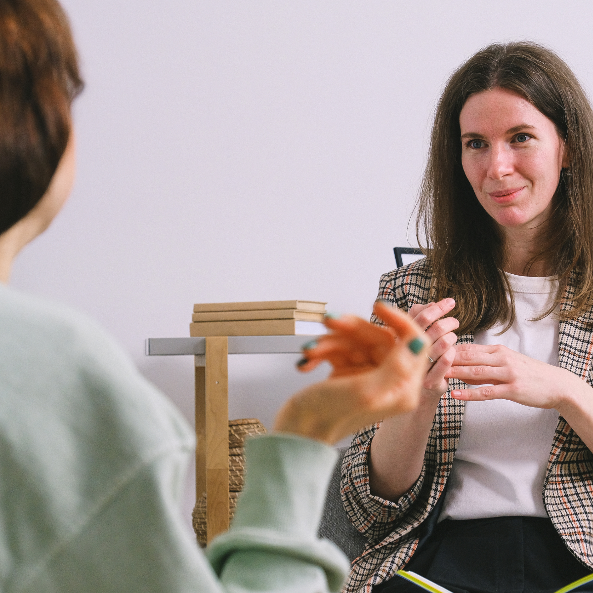 L’écoute active, c’est : • Faire attention aux mots choisis, mais aussi aux non-dits. • Observer les expressions du visage, les mouvements, les silences. • Être capable de reformuler sans trahir. • Poser des questions pour comprendre, pas pour répliquer.