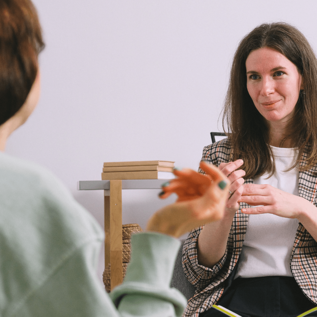 L’écoute active, c’est : • Faire attention aux mots choisis, mais aussi aux non-dits. • Observer les expressions du visage, les mouvements, les silences. • Être capable de reformuler sans trahir. • Poser des questions pour comprendre, pas pour répliquer.