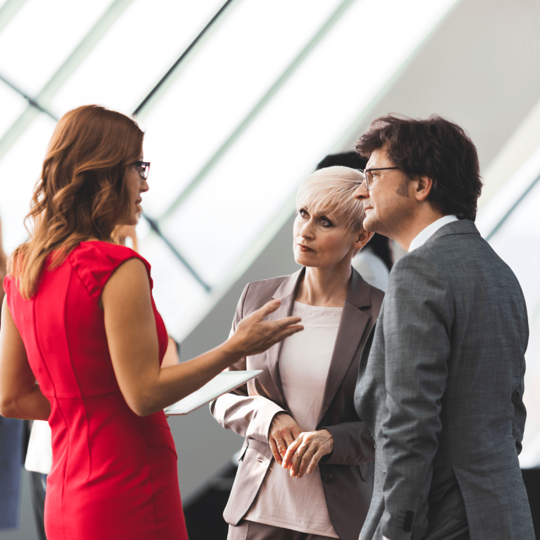 “Oui mais…” : la formule assassine des conversations professionnelles. Sous couvert de dialogue, elle invalide. Elle rejette. Elle fait taire. “Oui mais” signifie : – “Tu n’as pas compris” – “Ton raisonnement ne tient pas” – “Laisse-moi t’expliquer la vraie vie…”