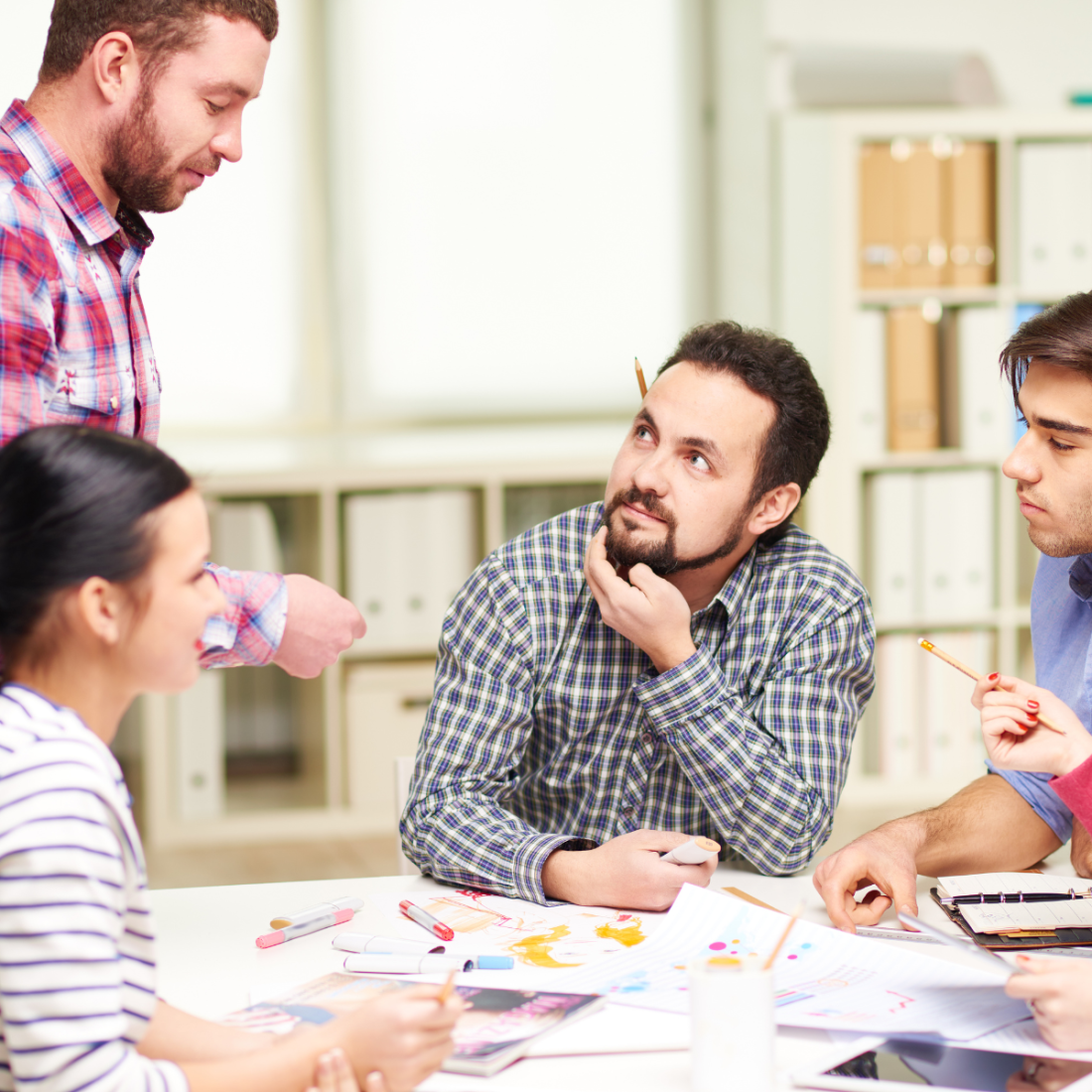 Dans le cadre professionnel, le regard a trois fonctions fondamentales : 1. Il crée du lien — il humanise l’interaction. 2. Il donne un feedback silencieux — qui valide ou ajuste ce qui se dit. 3. Il permet de capter l’état émotionnel de l’autre — et d’adapter sa posture en conséquence.