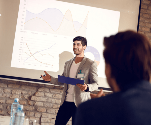 Chaque fois que vous dites « oui mais », vous générez une opposition. Votre client se crispe. Il vous entend le contredire. Même si ce n’est pas votre intention.